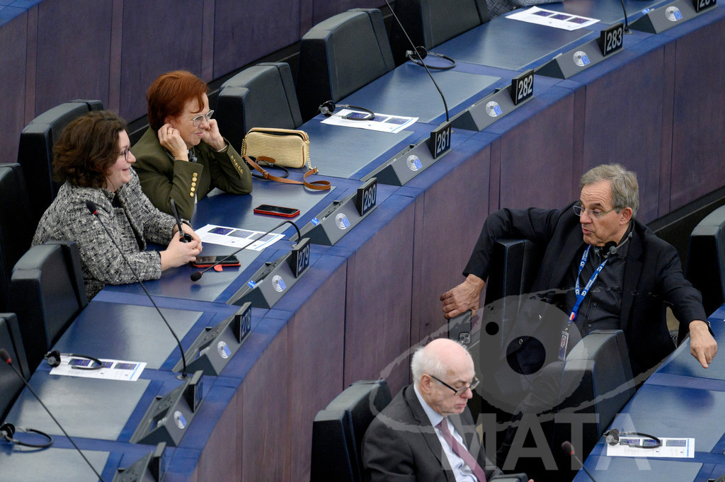 _DWI0281 | Thierry MARIANI (MdEP 2019-2024, Rassemblement national, FR) bei Wiederaufnahme der letzte Plenarsitzung. Das Europäische Parlament in Straßburg, 22.04.2024 - Realisiert mit Pictrs.com