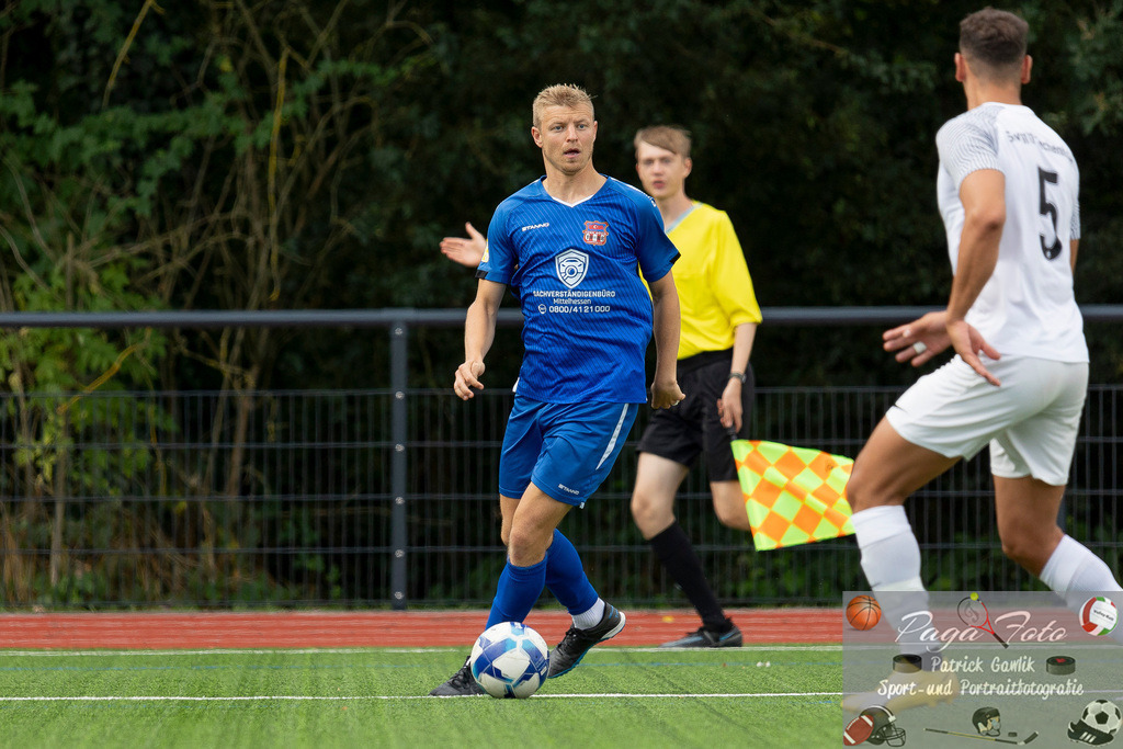 Testspiel: Spvgg. 03 Fechenheim - Türk Gücü Friedberg, 13.07.2024 | Maik Vetter (Türk Gücü Friedberg #19) mit Ball, Spvgg. 03 Fechenheim - Türk Gücü Friedberg, Frankfurt am Main, Sportanlage Birsteiner Straße, 13.7.2024 - Realisiert mit Pictrs.com