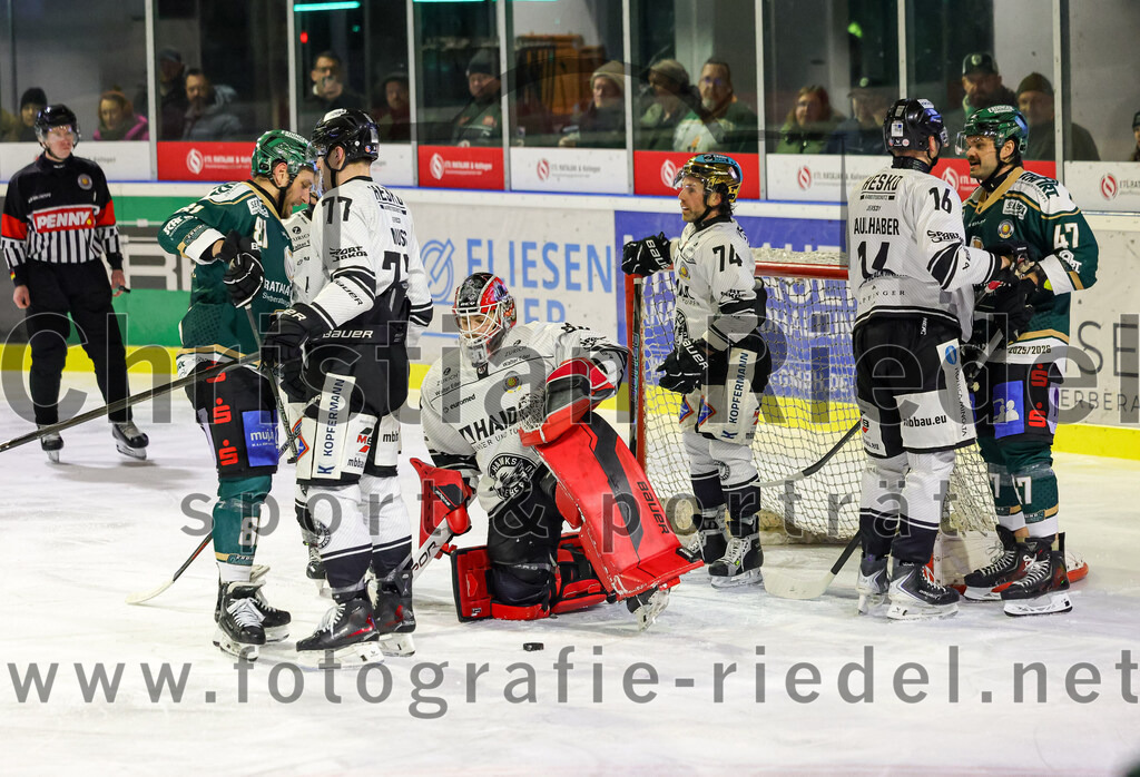 2026-01-30_086_TSV_Erding_gegen_EHF_Passau_Black_Hawks | Erding, Deutschland, 30.01.2026:Eishockey, Oberliga Süd 2025 / 2026, 42. Spieltag, TSV Erding gegen EHF Passau Black Hawks, Endergebnis: 2:6Maximilian Forster (Erding Gladiators, #81), Thomas Nuss (EHF Passau Black Hawks, #77), Torwart Janik Engler (EHF Passau Black Hawks, #30), Andrew Schembri (EHF Passau Black Hawks, #74), Philipp Faulhaber (EHF Passau Black Hawks, #16), Marco Pfleger (Erding Gladiators, #47)Foto: Christian Riedel / fotografie-riedel.net