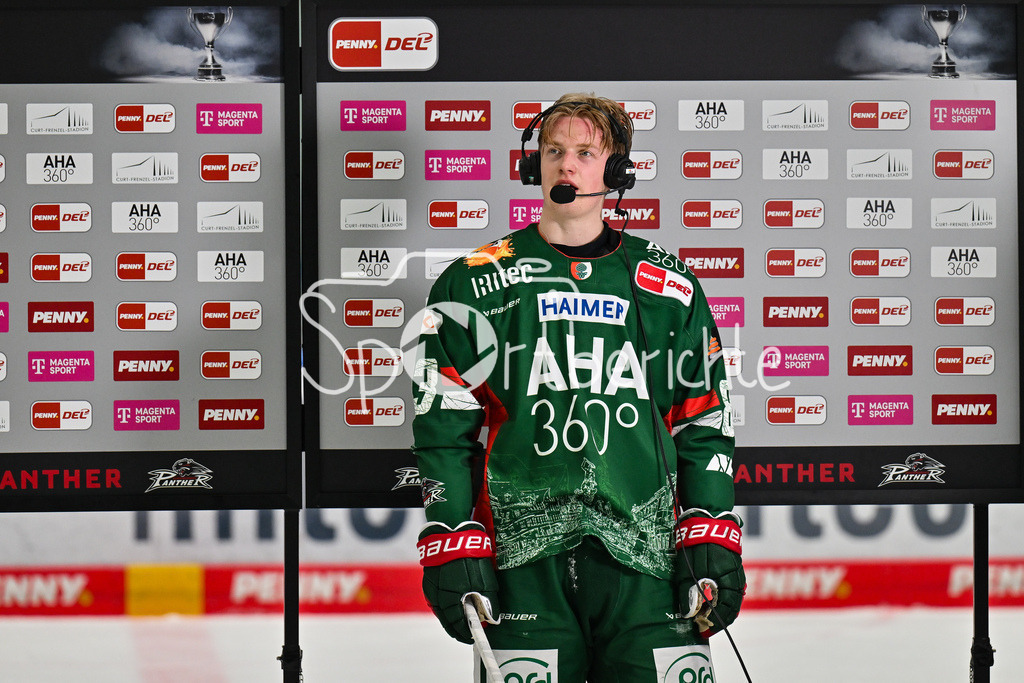 Augsburger Panther - Löwen Frankfurt | AUGSBURG, GERMANY - 16. JANUARY: im Bild Alexandre GRENIER (Augsburger Panther 82) beim Interview von MagentaSport / Einzelfoto / Freisteller während dem Match zwischen den Augsburger Panthern und den Löwen Frankfurt am 40. Spieltag der penny DEL im Curt Frenzel Stadion