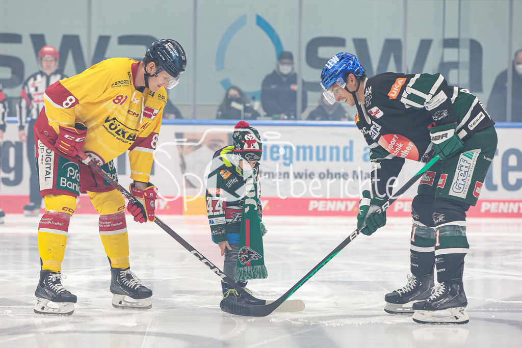 Augsburger Panther - Duesseldorfer EG | Stephen MaCAULAY (DEG #81) und Adam PAYERL (AEV #11) bekommen vom Puckkind das Spielgeraet