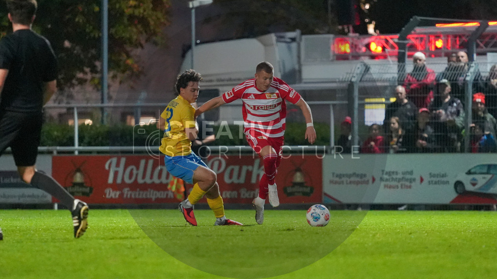 Fußball, Herren, Saison 2025/2026, Testspiel, Freundschaftsspiel, FSV 63 Luckenwalde vs. 1.FC Union Berlin, Mittwoch 08.10.2025, Werner-Seelenbinder-Stadion Luckenwalde, | Fußball, Herren, Saison 2025/2026, Testspiel, Freundschaftsspiel, FSV 63 Luckenwalde vs. 1.FC Union Berlin, Mittwoch 08.10.2025, Werner-Seelenbinder-Stadion Luckenwalde, Im Bild: Mx Hathaway (l. Luckenwalde) und Tim Skarke (r. Union) - Realisiert mit Pictrs.com