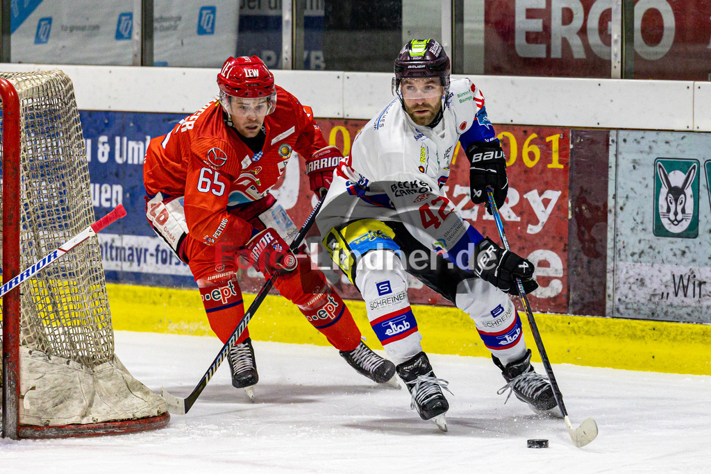 EC Peiting vs Deggendorfer SC | Eishockey Oberliga Süd 2023/2024, EC Peiting vs Deggendorfer SC, 20231230,
Duell zwischen Carter POPOFF (DSC 42) und Alexander BIBERGER (ECP 65),
2023-12-30 in Peiting (Eisstadion)
42 Carter POPOFF (DSC 42), 65 Alexander BIBERGER (ECP 65)
Copyright: WolfgangxLindner foto-lindner.de