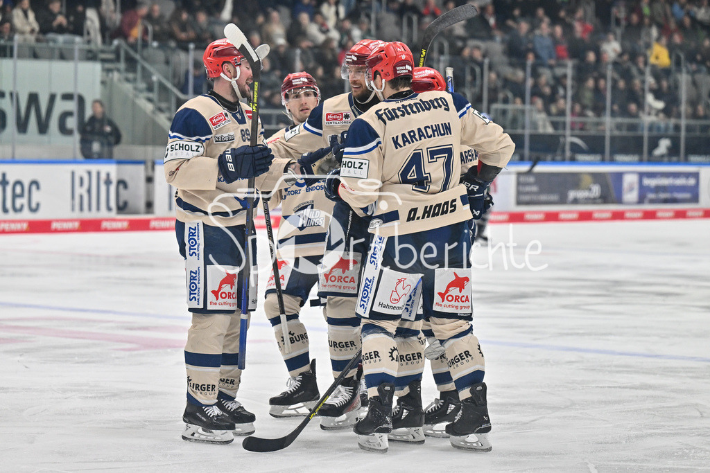 Augsburger Panther - Schwenninger Wild Wings | Jubel der Gaeste nach dem Treffer zum 0-3 durch Benjamin MARSHALL (Schwenninger Wild Wings 54) / Happy / Tor / Freude / torschuetze / DEL: Augsburger Panther - Schwenninger Wild Wings, Curt Frenzel Stadion am 24.01.2025