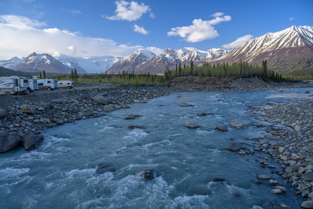 Alaska | McCarthy Campground am Kennicott River. - Realisiert mit Pictrs.com