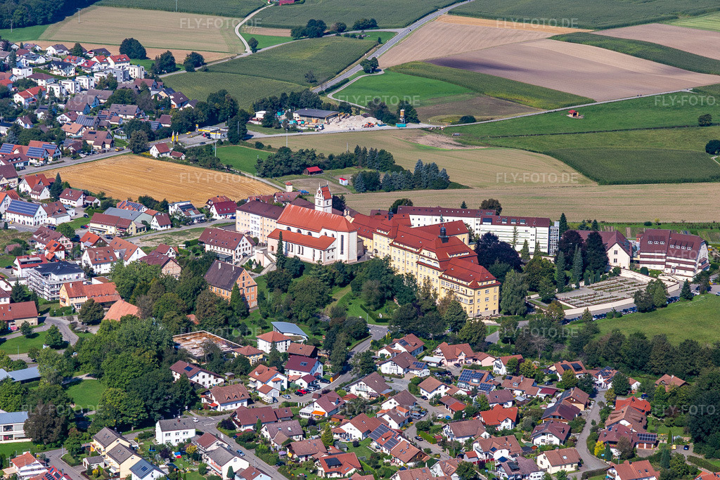 Luftbild: Gebäudekomplex des Klosters Franziskanerinne von Reute im Ortsteil Reute in Bad Waldsee im Bundesland Baden-Württemberg in Deutschland. Foto: IMG_129148.jpg vom 04.09.2021 durch Werner Riehm/FLY-FOTO.de