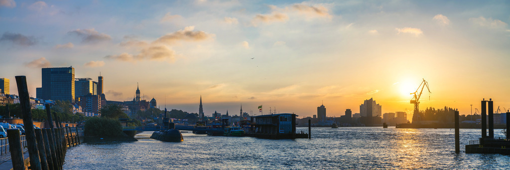 10230306 - Sonnenaufgang in Hamburg | Wunderschöner Panoramablick über die Elbe zum Sonnenaufgang hinter der Elbphilharmonie.