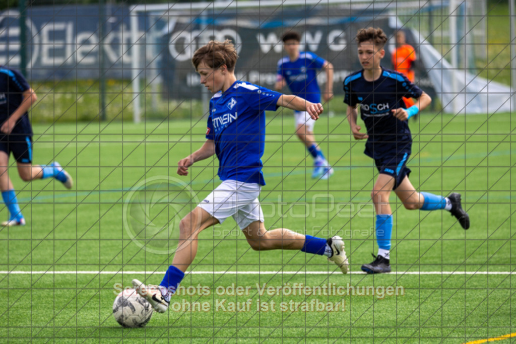 20250503_151307_0264 | #, 1.FC Eislingen (hellblau) vs. SGM TSG Zell-Hattenhofen-Holzmaden (dunkelblau), Jugend-Fussball, C-Junioren Landesstaffel Mitte, 18. Spieltag, Saison 20242025, Kunstrasenplatz, Haldenstraße 45, 73054 Eislingen, 03.05.2025 - 1500 Uhr,Foto: PhotoPeet-Sportfotografie/Peter Harich