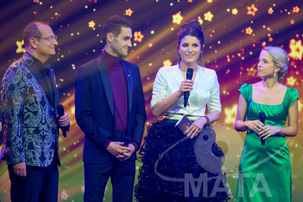 _DWA1455 | Volker Heißmann (Sternstunden-Gala, Fastnacht in Franken), Dominik Glöbl (Wirtshausmusikanten beim Hirzinger), Sandra Rieß (Sternstunden-Gala, BR24),Susanne Wiesner (BR Heimat) bei '30 Jahre Sternstunden-Gala 2023' in der Frankenhalle. Nürnberg, 15.12.2023 - Realisiert mit Pictrs.com