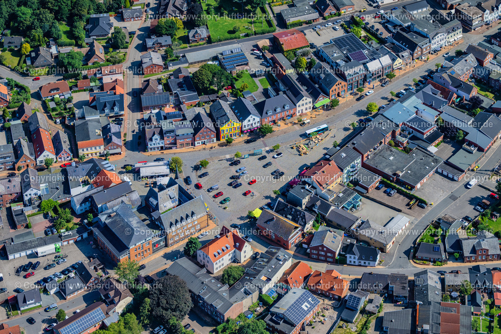 Bredstedt_Marktplatz_ELS_3263130825 | BREDSTEDT 13.08.2025 Marktplatz der Innenstadt in Bredstedt im Bundesland Schleswig-Holstein, Deutschland. // Market downtown in Bredstedt in the state Schleswig-Holstein, Germany. Foto: Martin Elsen