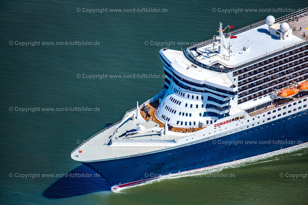 Queen_Mary_2_Kreuzfahrtschiff_ELS_9119150622 | BALJE 15.06.2022 Passagierschiff und Luxusliner- Schiff Queen Mary 2 in voller Fahrt auf der Elbe in Höhe Balje Landkreis Stade. // Passenger ship and luxury liner ship Queen Mary 2 at full speed on the Elbe near Balje in the district of Stade. Foto: Martin Elsen