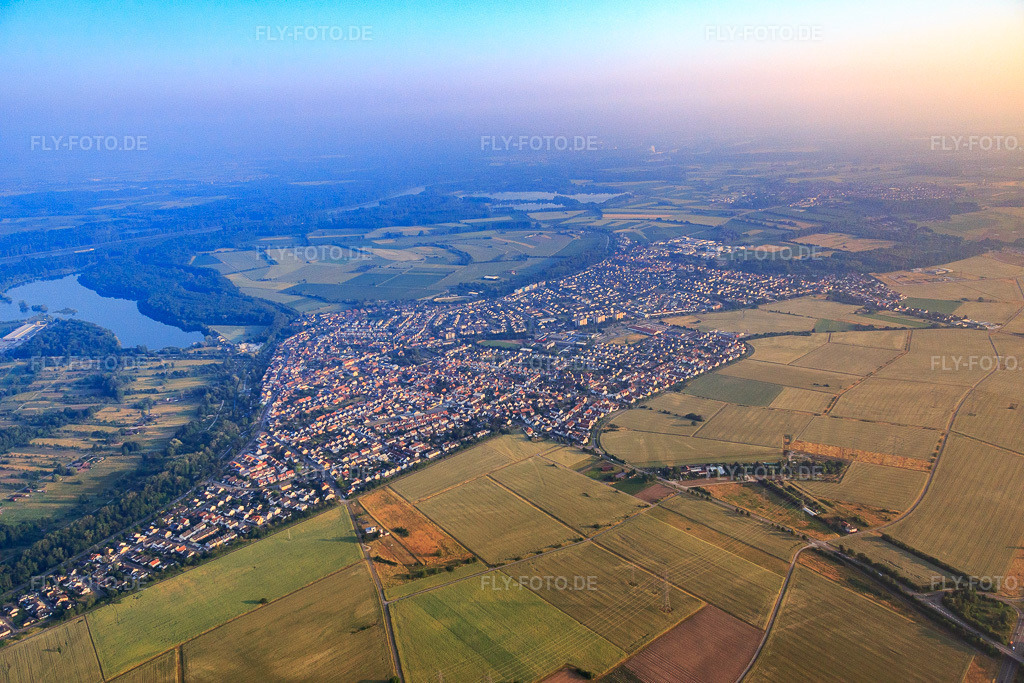 Luftbild: Ortsansicht von Südwesten im Ortsteil Linkenheim in Linkenheim-Hochstetten im Bundesland Baden-Württemberg in Deutschland. Foto: IMG_080431.jpg vom 12.06.2015 durch Werner Riehm/FLY-FOTO.de