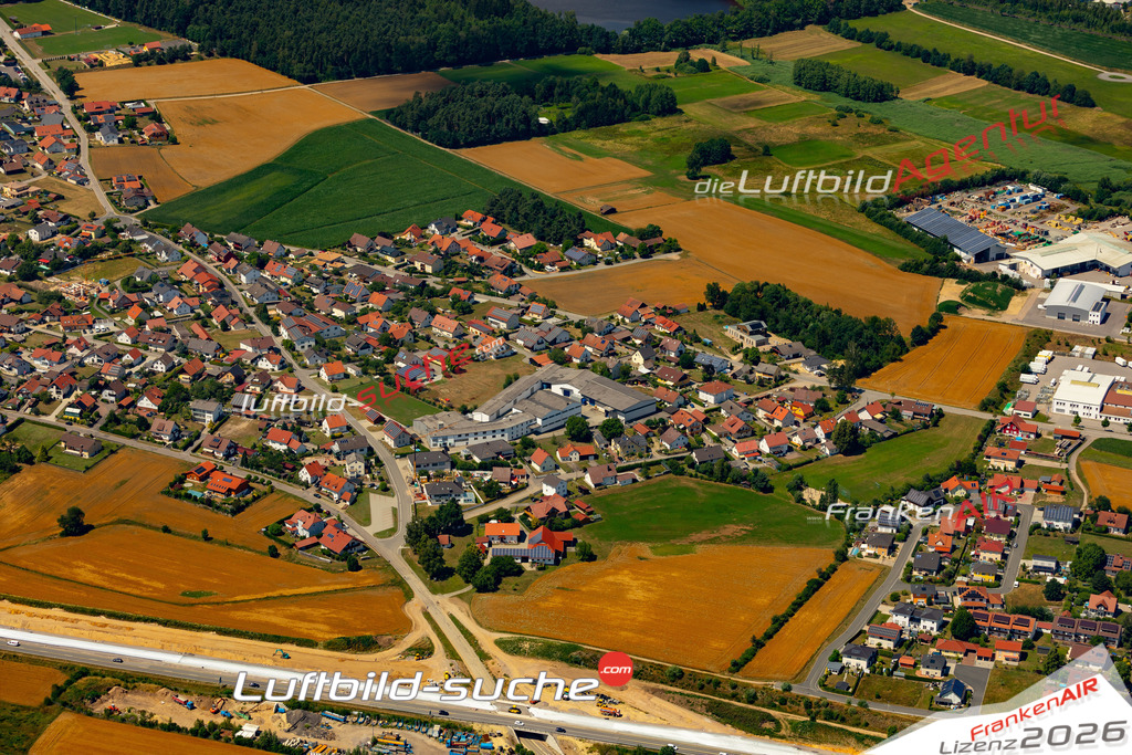 Die Luftaufnahme Mitterkreith - Roding wurde 2022 vom Flugzeug aus (keine Drohne) erstellt. Hohe Auflösung -für große Poster und Wandbilder geeignet - Garantiert!