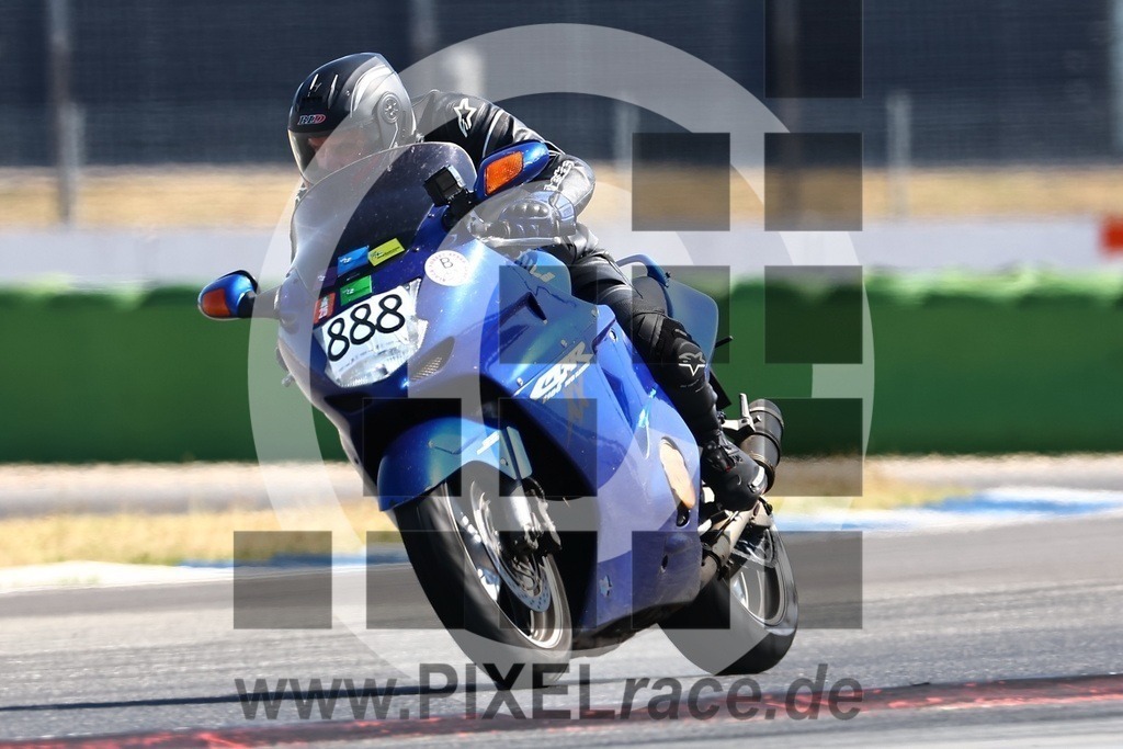 0888-20250704_01013 | Schöne Erinnerungen an spannende Momente - das festzuhalten ist unser Job. PIXELrace.de ist seit 2003 auf den Rennstrecken Europas unterwegs um die Action draußen beim Fahren und die wunderbare Stimmung imm Fahrerlager für euch einzufangen.