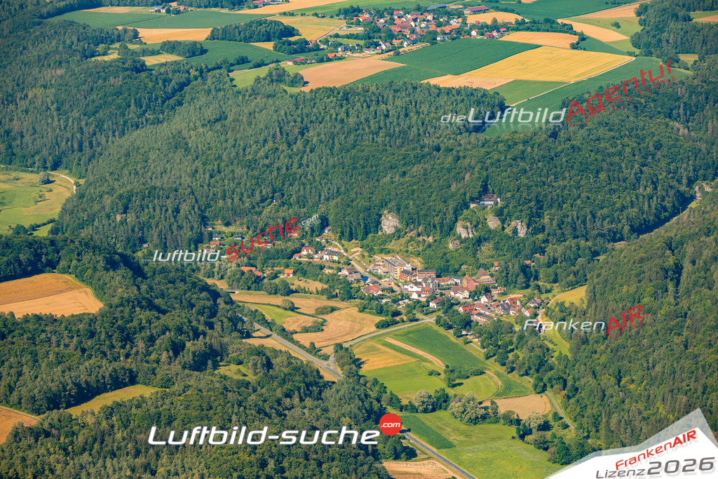 Das Luftbild zeigt : Veilbronn Heiligenstadt in Oberfranken - Die Luftaufnahme wurde 2024 vom UL-Flugzeug aus erstellt ( keine Drohne ) - Hochauflösende Luftaufnahme - Für grossformatige Ausdrucke geeignet. Die Geschenkidee !Mit Lizenz und Bildrechte bestellbar