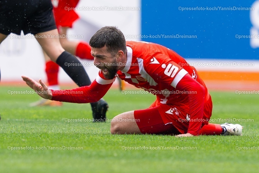 xydr13042502002 | 13.04.2025, xydrx, Fußball, Borussia Dortmund II - FC Energie Cottbus, 3.Liga, Stadion Rote Erde, Saison 2024 2025: Dominik Pelvian (FC Energie Cottbus #5) haut wütend auf den Platz, regt sich auf DFB regulations prohibit any use of photographs as image sequences and or quasi-video.
