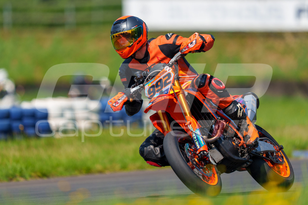 G-Cup + Supermoto Staatsmeisterschaft + Hungarian Supermoto Championship | GRIPcapture steht für authentische Sportfotografie in Österreich – für Momente, die mehr sind als Geschwindigkeit oder Ergebnis. Es geht um Emotion, Spannung, Fokus und den Augenblick, der oft nur einen Wimpernschlag dauert.Ob Motorsport, Teamsport oder 