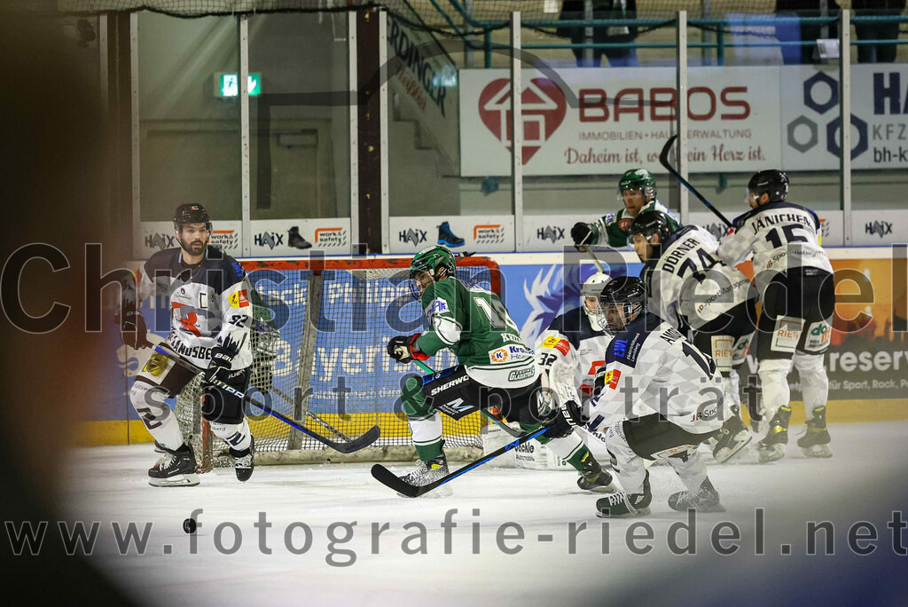 2024-01-26_070_TSV_Erding_gegen_HC_Landsberg | Erding, Deutschland, 26.01.2024:
Eishockey, Bayernliga Vorrunde 2023 / 2024, 28. Spieltag, TSV Erding gegen HC Landsberg, Endergebnis: 6:2

Dennis Neal (HC Landsberg, #92), Daniel Krzizok (Erding Gladiators, #18), Torwart Moritz Borst (HC Landsberg, #32), David Amort (HC Landsberg, #12)

Foto: Christian Riedel / fotografie-riedel.net