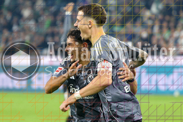 Borussia Mönchengladbach vs Eintracht Frankfurt - Bundesliga  | Mönchengladbach, Deutschland, 27.09.25:   Fares Chaibi (Eintracht Frankfurt) jubelt mit Robin Koch (Eintracht Frankfurt) nach seinem Treffer zum 0:6waehrend des Spiels der Bundesliga zwischen Borussia Mönchengladbach vs Eintracht Frankfurt im Stadion im Borussia Park(Foto von Brauer-Fotoagentur / Adrian Schlueter)