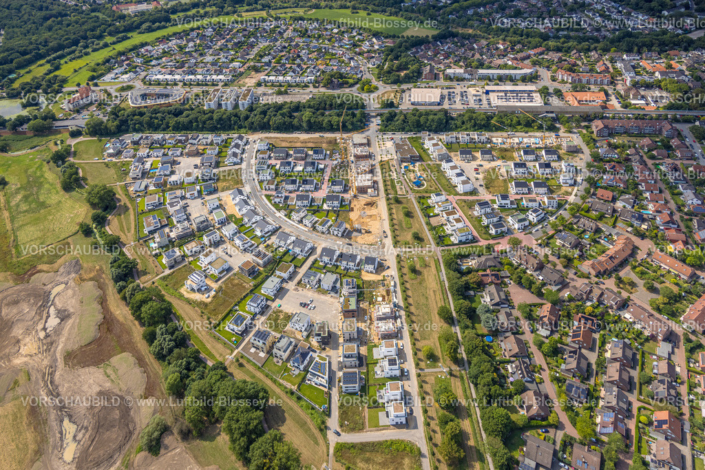 Duisburg250705835Sued | Luftbild, Duisburg-Süd, Wohngebiet Angerbogen, Am Alten Angerbach, halbkreisförmige Neubau-Wohnsiedlung, Gewerbegebiet Xella International GmbH und Edeka E-Center Angerbogen, überdachter Bahnhof Angerbogen, hinten der Rahmer See, Huckingen, Duisburg, Ruhrgebiet, Nordrhein-Westfalen, Deutschland