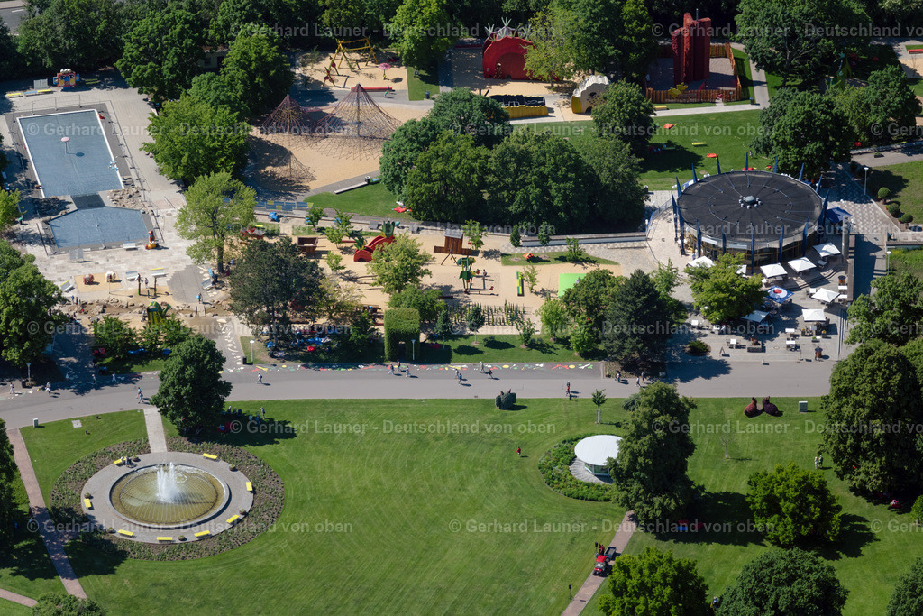 4045815 | ERFURT 14.06.2021 Parkanlage und Spielplatz mit Sandflächen " Spiel- und Erlebniswelt GärtnerReich " im egapark in Erfurt im Bundesland Thüringen, Deutschland. // Park with playground with sandy areas " Spiel- and Erlebniswelt GaertnerReich " in egapark in Erfurt in the state Thuringia, Germany. Foto: Gerhard Launer
