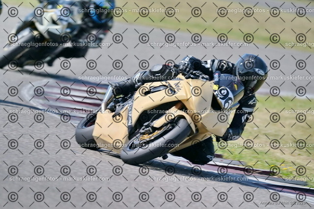 26BT02-0524 | markuskiefer.com - Realisiert mit Pictrs.com