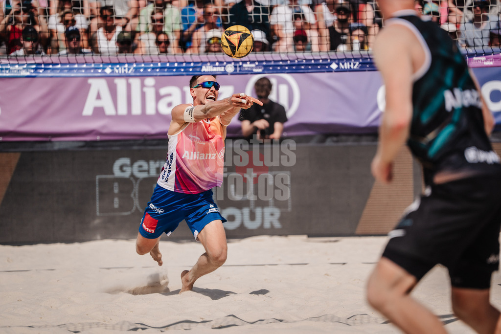 Beachvolleyball | Männer | Allianz German Beach Tour 2025 | Tourstop Bremen | 14.06.2025 | David Poniewaz spielt den Ball