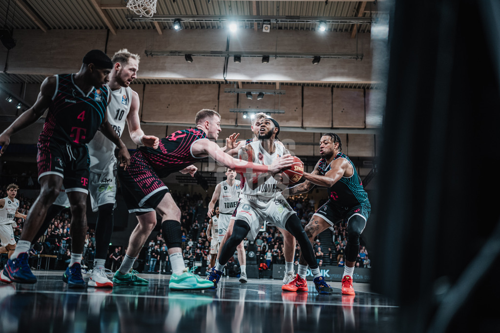 Basketball | Männer | Saison 2023/2024 | easyCredit Basketball Bundesliga | Veolia Towers Hamburg vs. Telekom Baskets Bonn | 03.02.2024 | Vincent King (#13, Veolia Towers Hamburg) in Bedrängnis