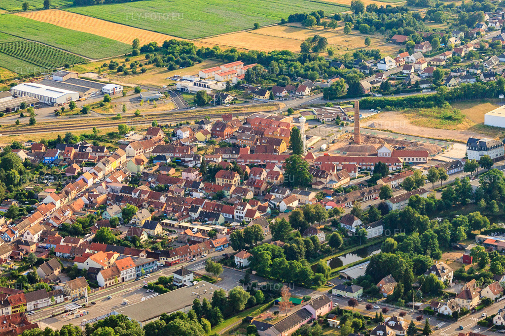 Vue aérienne: Vue de la ville depuis le nord-est à Bischwiller dans le département Bas Rhin, France.Photo: IMG_30443.jpg prise le 09/07/2010 par Werner Riehm/FLY-FOTO.euRésolution de l'original: 4752 x 3168 px
