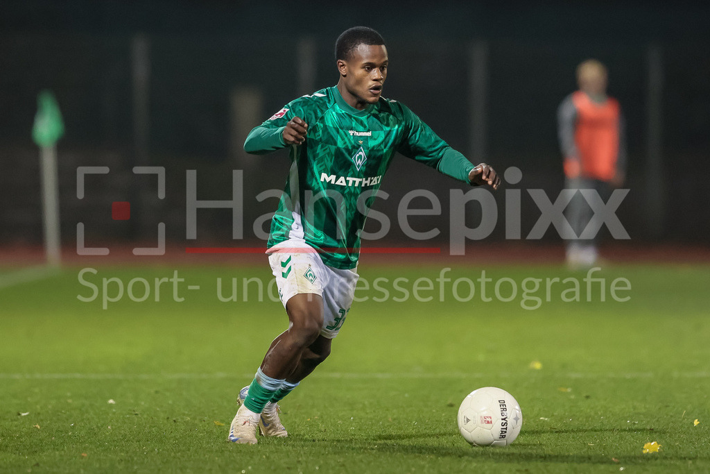 Fussball, Regionalliga Nord, SV Werder Bremen II - TSV Havelse | v.li.: Abdenego Nankishi (SV Werder Bremen II, 33) am Ball, Einzelbild, Ganzkörper, Aktion, Action, Spielszene