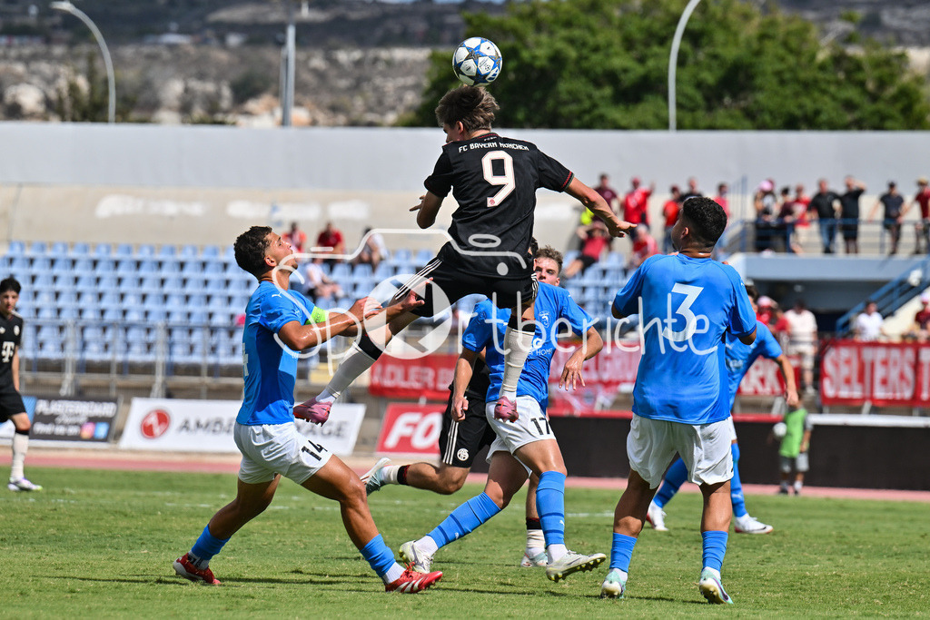 Papohs FC U19 - FC Bayern München U19 | in dieser Szenen steigt Guido DELLA ROVERE (FCB #9) im gegnerischen Strafraum hoch / UEFA Youth League: Paphos FC U19 - FC Bayern München U19; Stelios Kyriakides Stadium am 30.09.2025