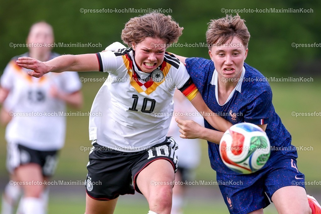 DFB16042601031 | 16.04.2026, Essen, Fußball, UEFA Womens UNDER 19 Championship qualification, Germany - France, Stadion Uhlenkrug, Saison 2025 / 2026: Rosa Rückert (Deutschland U19 #10) im Zweikampf gegen  Juliane Denizot (Frankreich U19 #04) DFB regulations prohibit any use of photographs as image sequences and or quasi-video.