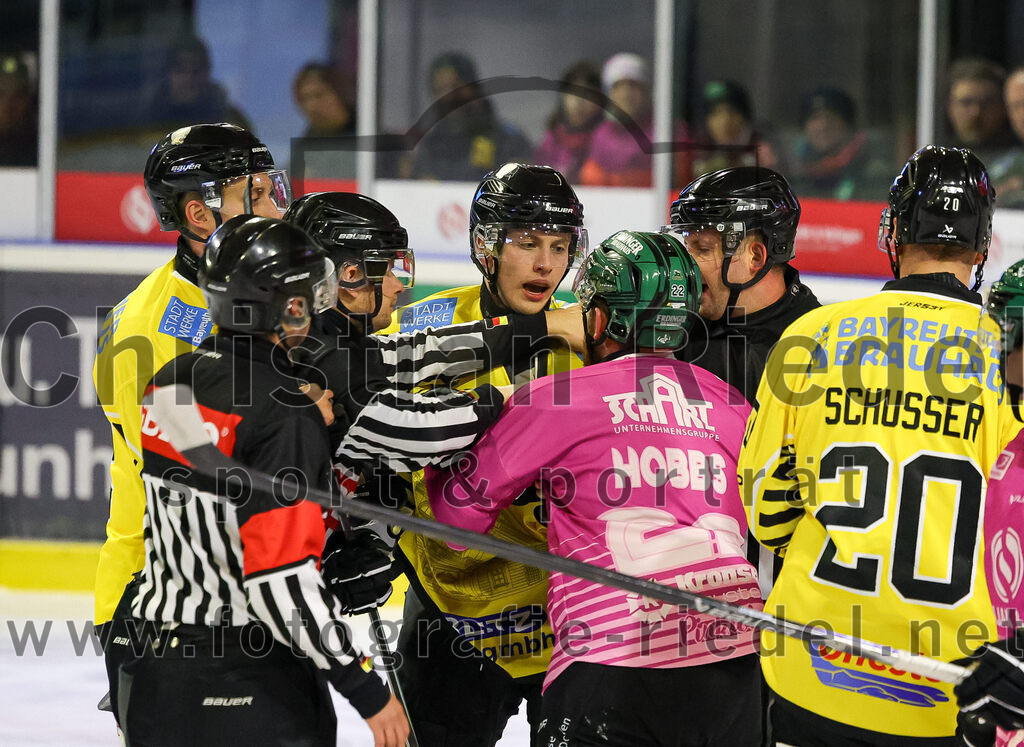 2025-10-10_131_TSV_Erding_gegen_onesto_Tigers_Bayreuth | Erding, Deutschland, 10.10.2025:Eishockey, Oberliga Süd 2025 / 2026, 7. Spieltag, TSV Erding gegen onesto Tigers Bayreuth, Endergebnis: 2:5Jannis Hüserich (onesto Tigers Bayreuth, #4), Grady Hobbs (Erding Gladiators, #22)Foto: Christian Riedel / fotografie-riedel.net