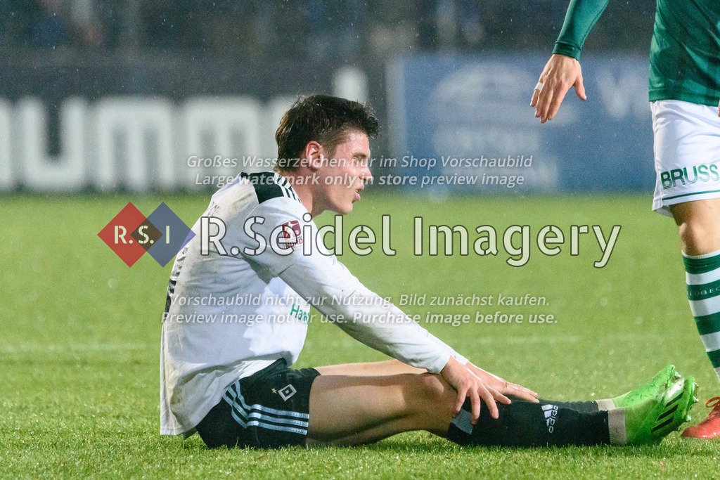 Fußball, Saison 2022/23, Regionalliga Nord, VfB Lübeck - Hamburger SV II, Stadion an der Lohmühle (Lübeck), 25.11.2022, 20. Spieltag | Maximilian Großer (#19, HSV II) am Boden