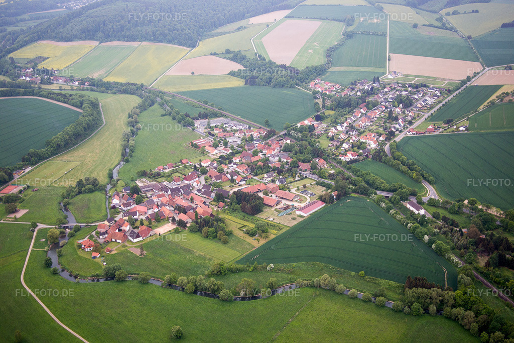 Luftbild: Ortsansicht der Straßen und Häuser der Wohngebiete im Ortsteil Amelgatzen in Emmerthal im Bundesland Niedersachsen in Deutschland. Foto: IMG_079466.jpg vom 24.05.2015 durch Werner Riehm/FLY-FOTO.de