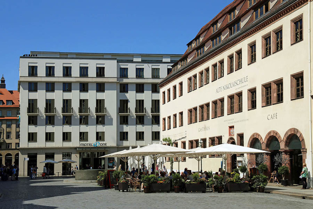 Bildlexikon Leipzig - Alte Nikolaischule - Freisitz des Gasthauses Alte Nikolaischule | Das Team hinter BILDLEXIKON LEIPZIG bündelt historische wie aktuelle Informationen über die Stadt Leipzig in Text und Bild auf einer Plattform und stellt diese der interessierten Öffentlichkeit zur Verfügung.