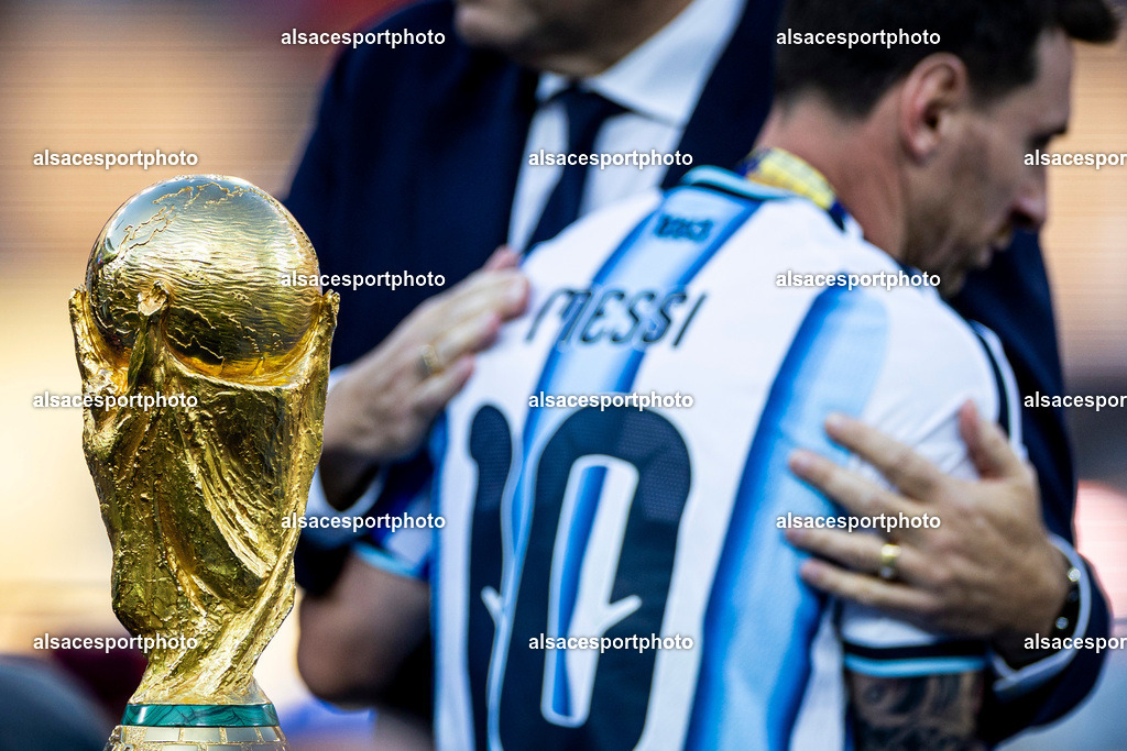 FOOTBALL : Argentine vs Espagne – Finale de la Coupe du Monde FIFA 2026. New York New Jersey Stadium, East Rutherford, New Jersey, États-Unis. 19/07/2026. | Lionel Messi reçoit sa médaille  lors de la cérémonie de remise des récompenses organisée après la finale de la Coupe du Monde de la FIFA 2026 entre l'Argentine et l'Espagne au New York New Jersey Stadium, à East Rutherford (New Jersey), le 19 juillet 2026, aux États-Unis.