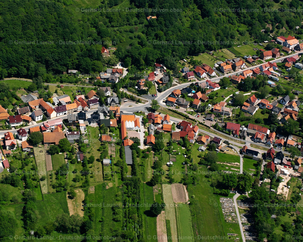 2634245 | HUNDESHAGEN 09.06.2006 Landwirtschaftliche Nutzflächen und Feldgrenzen  umsäumen das Siedlungsgebiet des Dorfes in Hundeshagen im Bundesland Thüringen, Deutschland // Agricultural land and field boundaries surround the settlement area of the village  in Hundeshagen in the state Thuringia, Germany Foto: Gerhard Launer