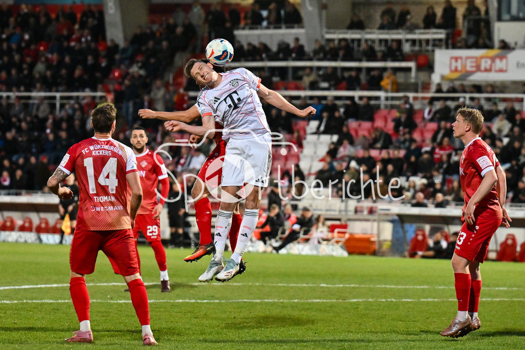FC Würzburger Kickers - FC Bayern Amateure | WÜRZBURG, DEUTSCHLAND - 10. APRIL: beim Kopfballduell David HEINDL (FC Bayern München II 4) während dem Match zwischen dem FC Würzburger Kickers und den Amateuren des FC Bayern München am 28. Spieltag der Regionalliga Bayern in der AKON Arena