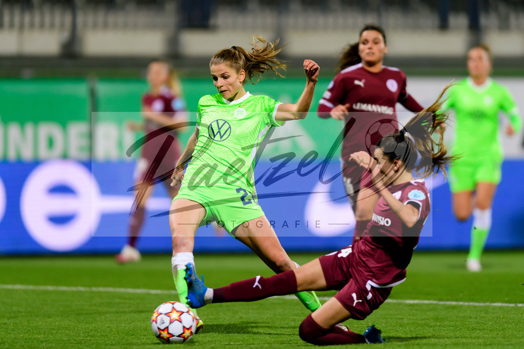 WOBSER20211013_027 | Fussball, Frauen: Tabea Wassmuth (VfL Wolfsburg) und Amandine Soulard (Servette FCCF) im Zweikampf beim Spiel der UEFA Women´s Champions League zwischen VfL Wolfsburg und Servette FC im AOK-Stadion am 13.10.2021 in Wolfsburg, Deutschland. - Realisiert mit Pictrs.com