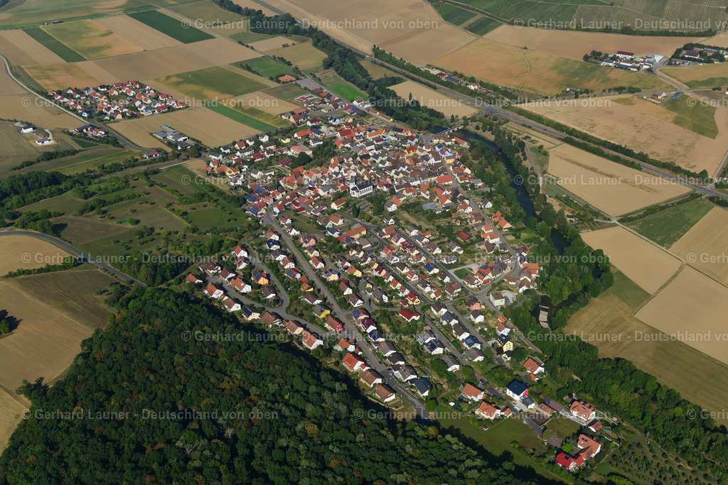 3650427 | TAUBERRETTERSHEIM 13.09.2016 Wohngebiet einer Einfamilienhaus- Siedlung am Rande von landwirtschaftlichen Feldern in Tauberrettersheim im Bundesland Bayern, Deutschland // Single-family residential area of settlement on the edge of agricultural fields in Tauberrettersheim in the state Bavaria, Germany Foto: Gerhard Launer