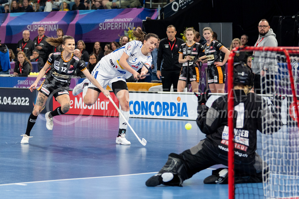 Piranha Chur vs Kloten-Dietlikon Jets - 23. April 2022 | Piranha Chur vs Kloten-Dietlikon Jets
Stimo Arena, Kloten
#5 Andrea Gämperli (Kloten-Dietlikon Jets) lässt sich beim Abschluss von #12 Katarína Klapitová (Piranha Chur) nicht stören.
Bild: Sportfotografie Markus Aeschimann | www.markus-aeschimann.ch - Realisiert mit Pictrs.com