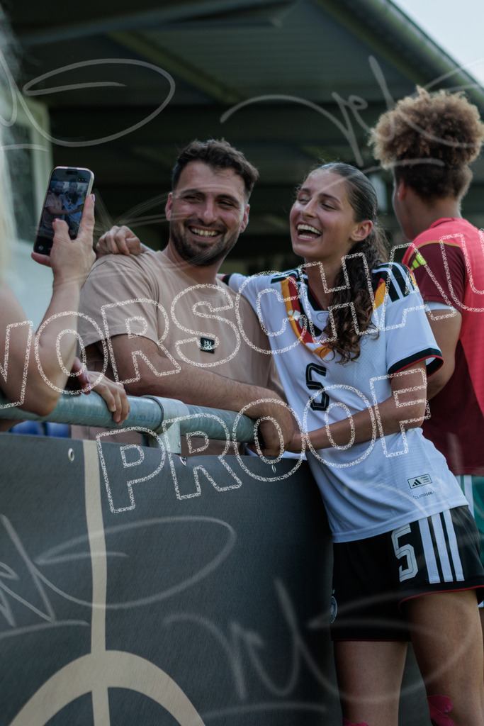 Testspiel U16-Juniorinnen: Deutschland – England | Die Bildergalerie dokumentiert das Länderspiel der deutschen U16-Juniorinnen gegen die Auswahl Englands. Die Fotografien zeigen Spielaktionen, Zweikämpfe, Torchancen, Mannschaftsszenen sowie weitere Impressionen der Begegnung. Die Aufnahmen entstanden im Rahmen des Testspiels beider Nachwuchsnationalmannschaften in der Kümpel + Hellmeister Arena in Hamm am 20. Juni 2026 und halten die sportlichen und emotionalen Momente des Spiels fest. - Realisiert mit Pictrs.com