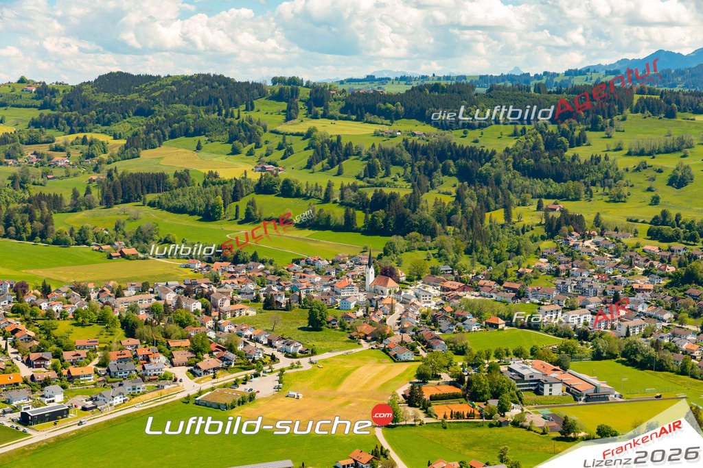 Das Luftbild zeigt :  Sulzberg - Die Luftaufnahme wurde 2024 vom UL-Flugzeug aus erstellt ( keine Drohne ) - Hochauflösende Luftaufnahme - Für grossformatige Ausdrucke geeignet. Die Geschenkidee !Mit Lizenz und Bildrechte bestellbar