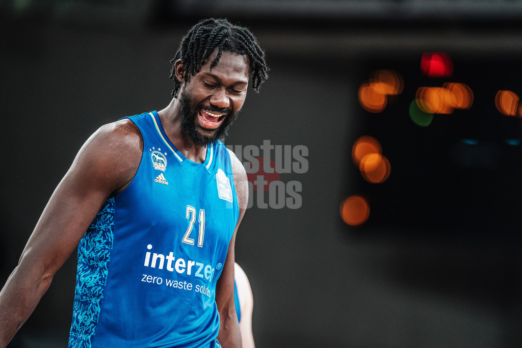 Basketball | Männer | Saison 2023/2024 | easyCredit Basketball Bundesliga | Veolia Towers Hamburg vs. Alba Berlin | 17.04.2024 | Khalifa Koumadje (#21, Alba Berlin) freut sich