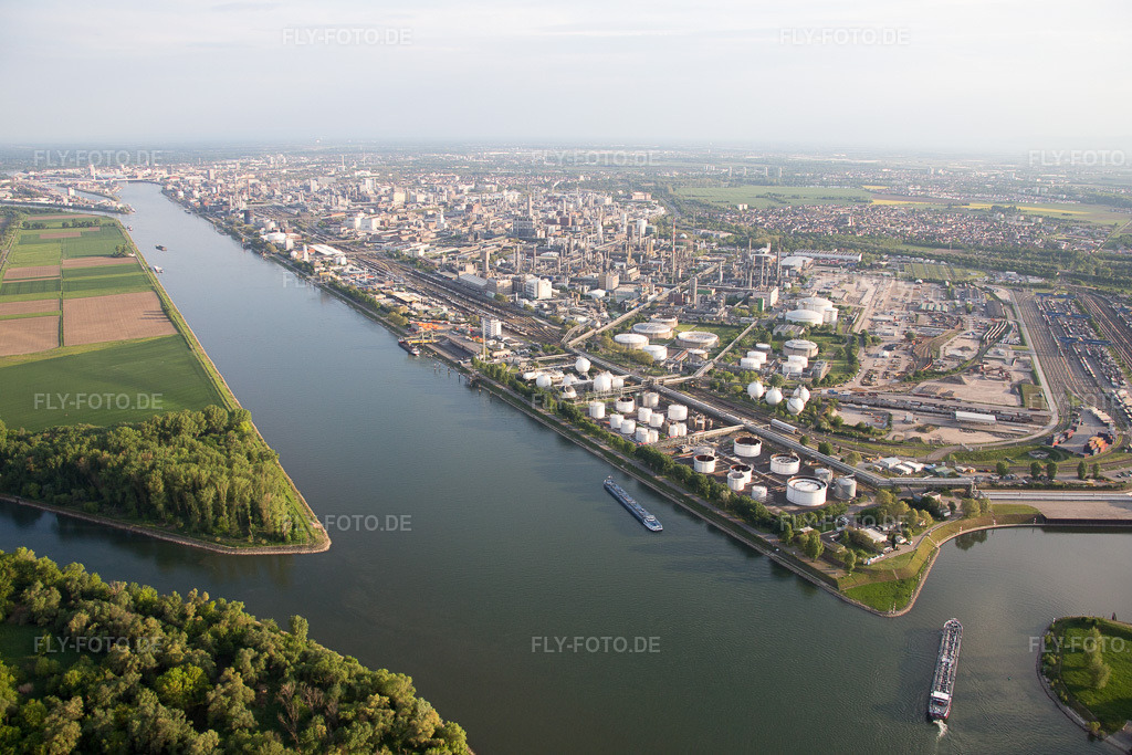 Luftbild: BASF am Landeshafen Nord im Ortsteil BASF in Ludwigshafen im Bundesland Rheinland-Pfalz in Deutschland. Foto: IMG_088242.jpg vom 09.05.2016 durch Werner Riehm/FLY-FOTO.de