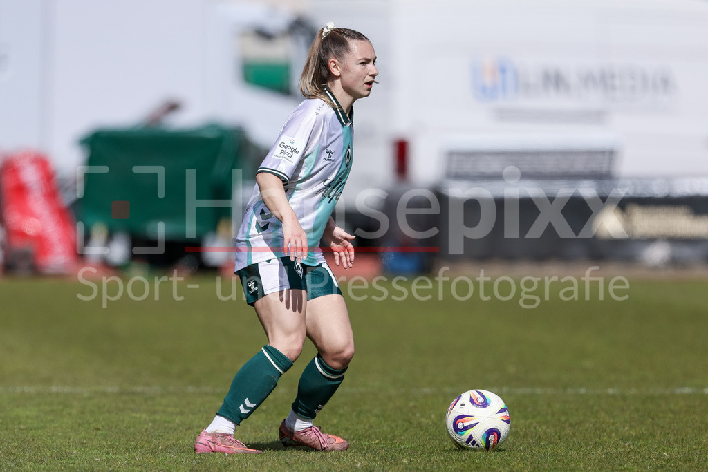 Fussball, Google Pixel Frauen-Bundesliga, SV Werder Bremen - SGS Essen | Michelle Weiß (SV Werder Bremen, 15) am Ball, Freisteller, Einzelbild, Ganzkörper, Aktion, Action, Spielszene, DIE DFB-RICHTLINIEN UNTERSAGEN JEGLICHE NUTZUNG VON FOTOS ALS SEQUENZBILDER UND/ODER VIDEOÄHNLICHE FOTOSTRECKEN. DFB REGULATIONS PROHIBIT ANY USE OF PHOTOGRAPHS AS IMAGE SEQUENCES AND/OR QUASI-VIDEO.