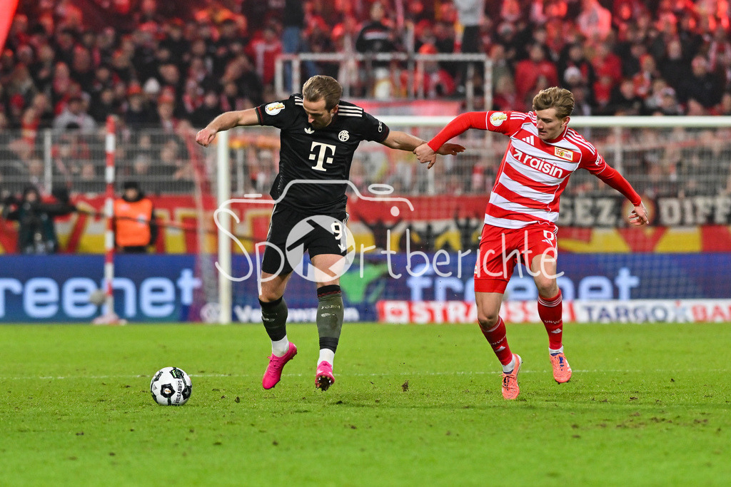 1. FC Union Berlin - FC Bayern München | BERLIN, GERMANY - 03. DECEMBER: im Duell Harry KANE (FC Bayern Munich 9) und Aljoscha KEMLEIN (Union Berlin 6) während dem Match zwischen dem 1. FC Union Berlin und dem FC Bayern München beim Achtelfinale des DFB-Pokales im Stadion an der alten Försterei