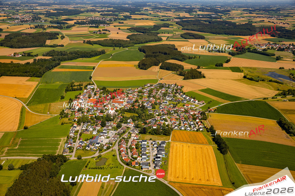 Das Luftbild zeigt : Baindlkirch Ried - Die Luftaufnahme wurde 2024 vom UL-Flugzeug aus erstellt ( keine Drohne ) - Hochauflösende Luftaufnahme - Für grossformatige Ausdrucke geeignet. Die Geschenkidee !Mit Lizenz und Bildrechte bestellbar