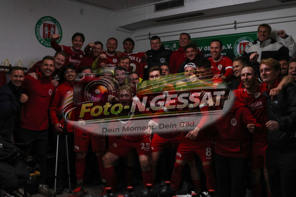 Bünder SV - VfL Mennighüffen | Auf dem Bild zu sehen: Bünder SV: KabinenfeierBünder SV, VfL Mennighüffen, Saison 26/27, Kreispokal, Viertelfinale, Bünde, Deutschland - Realisiert mit Pictrs.com